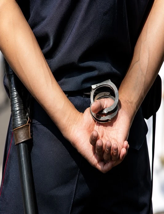 Uso de Bastón y Esposas de Seguridad